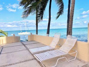 Terrace/patio - Oceanfront 2BR - Cancun - Beach Access - Sleeps 6 (Cancún)