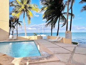 Pool - Oceanfront 2BR - Cancun - Beach Access - Sleeps 6 (Cancún)