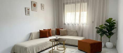 Apartment, 1 Bedroom, Accessible, Smoking | Living room