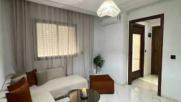 Apartment, 1 Bedroom, Accessible, Smoking | Living room