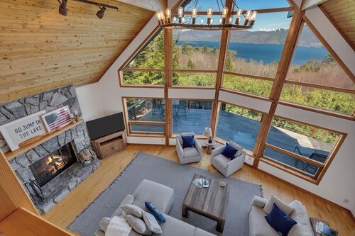 Luxury Family Retreat + Gorgeous Lake Views, Minutes to Marina, Beach & Dining