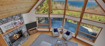 Luxury Family Retreat + Gorgeous Lake Views, Minutes to Marina, Beach & Dining