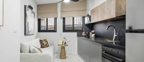 Réfrigérateur, four à micro-ondes, un four, surface de cuisson