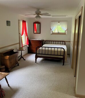 5 bedrooms, iron/ironing board, Internet, bed sheets - Spacious 5-bedroom lake house in Standish, ME (Standish)