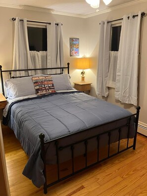 5 bedrooms, iron/ironing board, Internet, bed sheets - Spacious 5-bedroom lake house in Standish, ME (Standish)