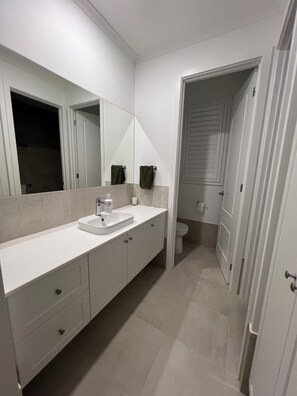 Bathroom - Encounter Bay Escapes- Large luxury coastal home 5 min to beach in Encounter Bay (Victor Harbor)