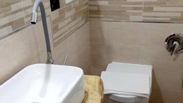 Basic-Doppelzimmer | Badezimmer