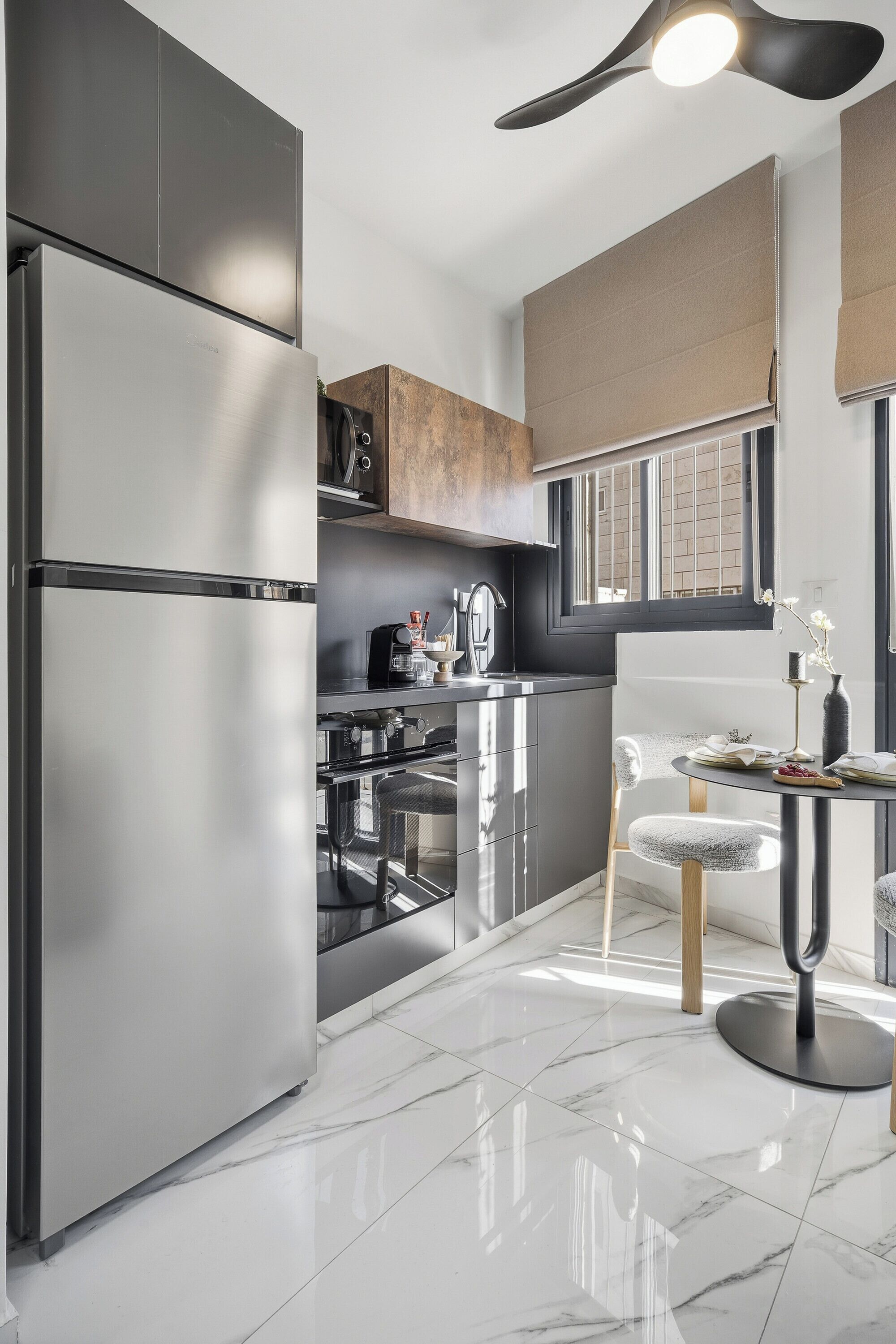 Geladeira, micro-ondas, fogão, cooktop