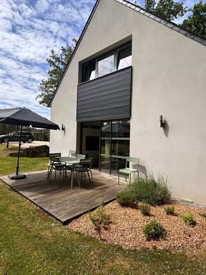 Outdoor dining - Contemporary villa with swimming pool on the Rhuys peninsula (Le hezo)
