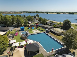 Pool - Vacation Chalet Icra at the Rhederlaagse Meren Vacation Park. (Lathum)