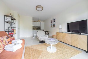 Apartment | Living area - Spacious Apartment a/c 1br/4p - With Pool (Cannes)