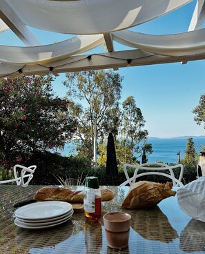 Outdoor dining - Vrbo Property (Rayol-Canadel-sur-Mer)