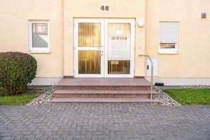 A building with a double door, a small window, and a number '48' on the wall. - Vellmar Oase at Ahnepark with a terrace—quiet—24/7 self-check-in (Vellmar)