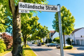 A street sign for 'Holländische Straße' with house numbers 42-54. - Vellmar Oase at Ahnepark with a terrace—quiet—24/7 self-check-in (Vellmar)