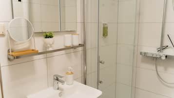 Haartrockner, Handtücher, Seife, Shampoo