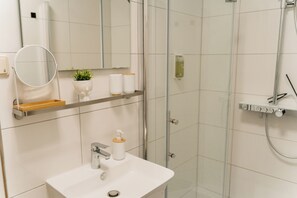 Hair dryer, towels, soap, shampoo - Vellmar Oase am Park, central, quiet, 24/7 self check in, Edeka and bakery 50m (Vellmar)