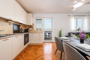 Private kitchen - Front row by the sea - LAGUNA vacation apartment - sea view, sun, flair (Pag)