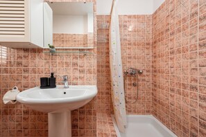 Bathroom - Front row by the sea - LAGUNA vacation apartment - sea view, sun, flair (Pag)