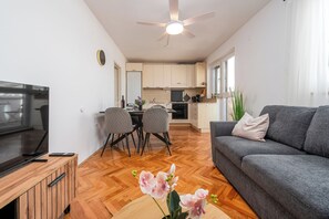 Smart TV, books - NEW-first-row-direct sea view-all-in equipment-2 SZ-1 Bathroom-kitchen (Pag)
