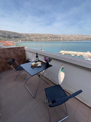 Outdoor dining - Front row by the sea - LAGUNA vacation apartment - sea view, sun, flair (Pag)