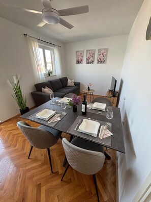 Dining - Front row by the sea - LAGUNA vacation apartment - sea view, sun, flair (Pag)