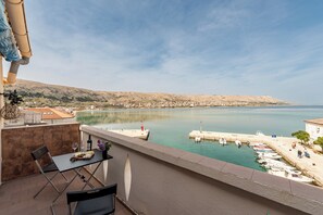 Outdoor dining - Front row by the sea - LAGUNA vacation apartment - sea view, sun, flair (Pag)