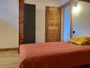 2 室のベッドルーム、旅行用ベビーベッド、WiFi、ベッドシーツ