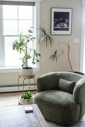 Interior - Heron's Haven - Quiet Cottage in Camden w/ Hot Tub (Camden)