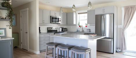 Fridge, oven, stovetop, dishwasher