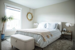 Room - Heron's Haven - Quiet Cottage in Camden w/ Hot Tub (Camden)