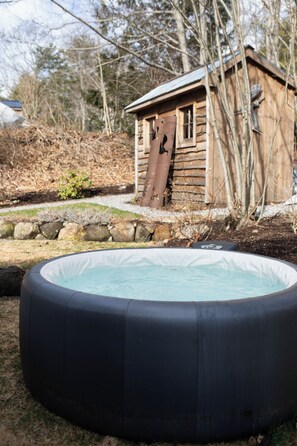 Outdoor spa tub - Heron's Haven - Quiet Cottage in Camden w/ Hot Tub (Camden)
