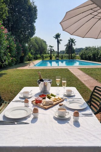 Beautiful country house with large pool near Lake Garda, WiFi, pure Italy.