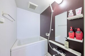 Hair dryer, bidet, towels, soap - Quiet & Restful Osaka Stay | Premium Beds | 2 Stops to Namba| Long stay (大阪市西成区梅南2丁目)