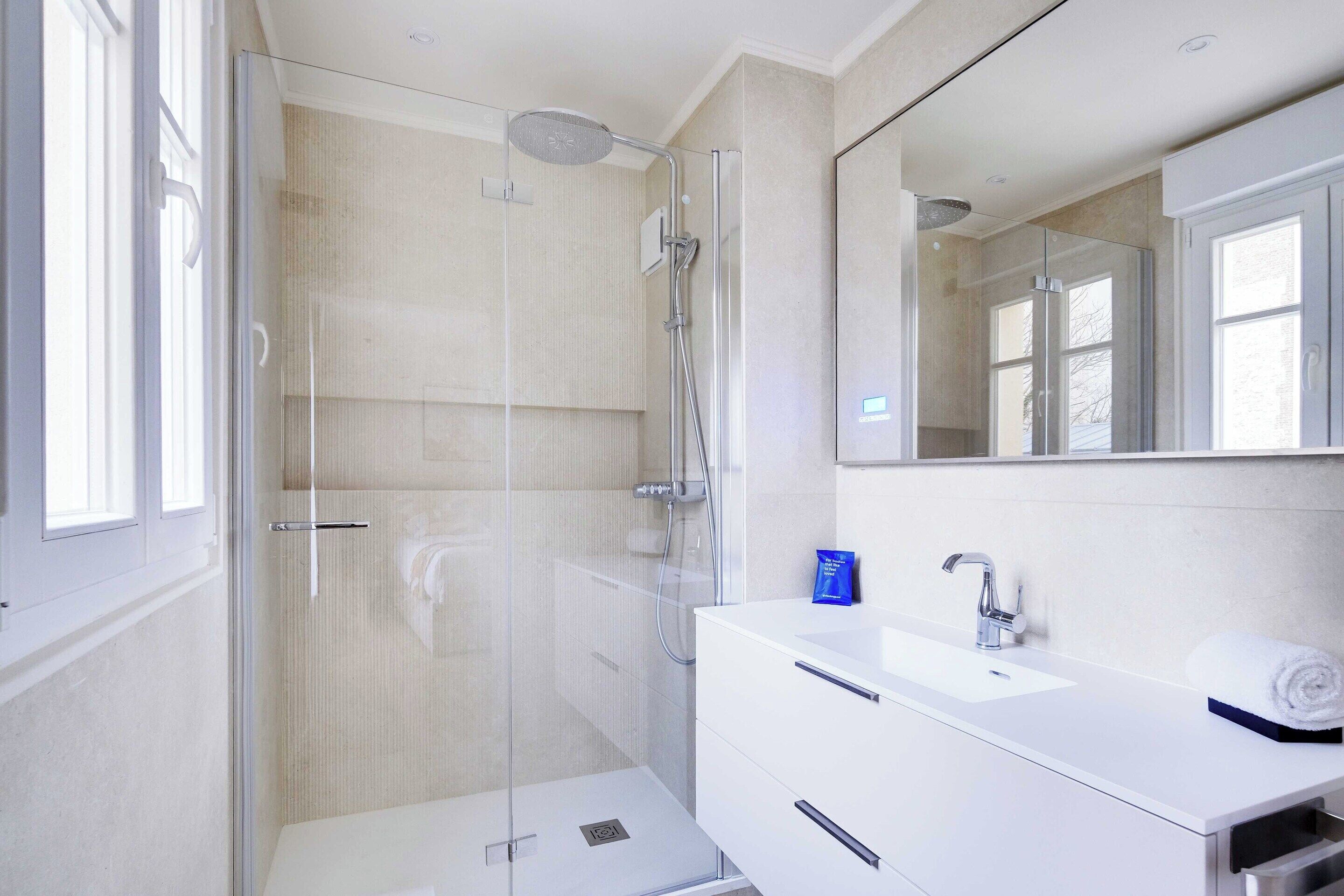 Apartment | Bathroom | Hair dryer, towels, shampoo