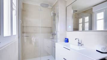 Apartment | Bathroom | Hair dryer, towels, shampoo
