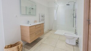 A modern bathroom with a shower, toilet, and vanity. - Villa Wonderfull sea view (Sari-Solenzara)