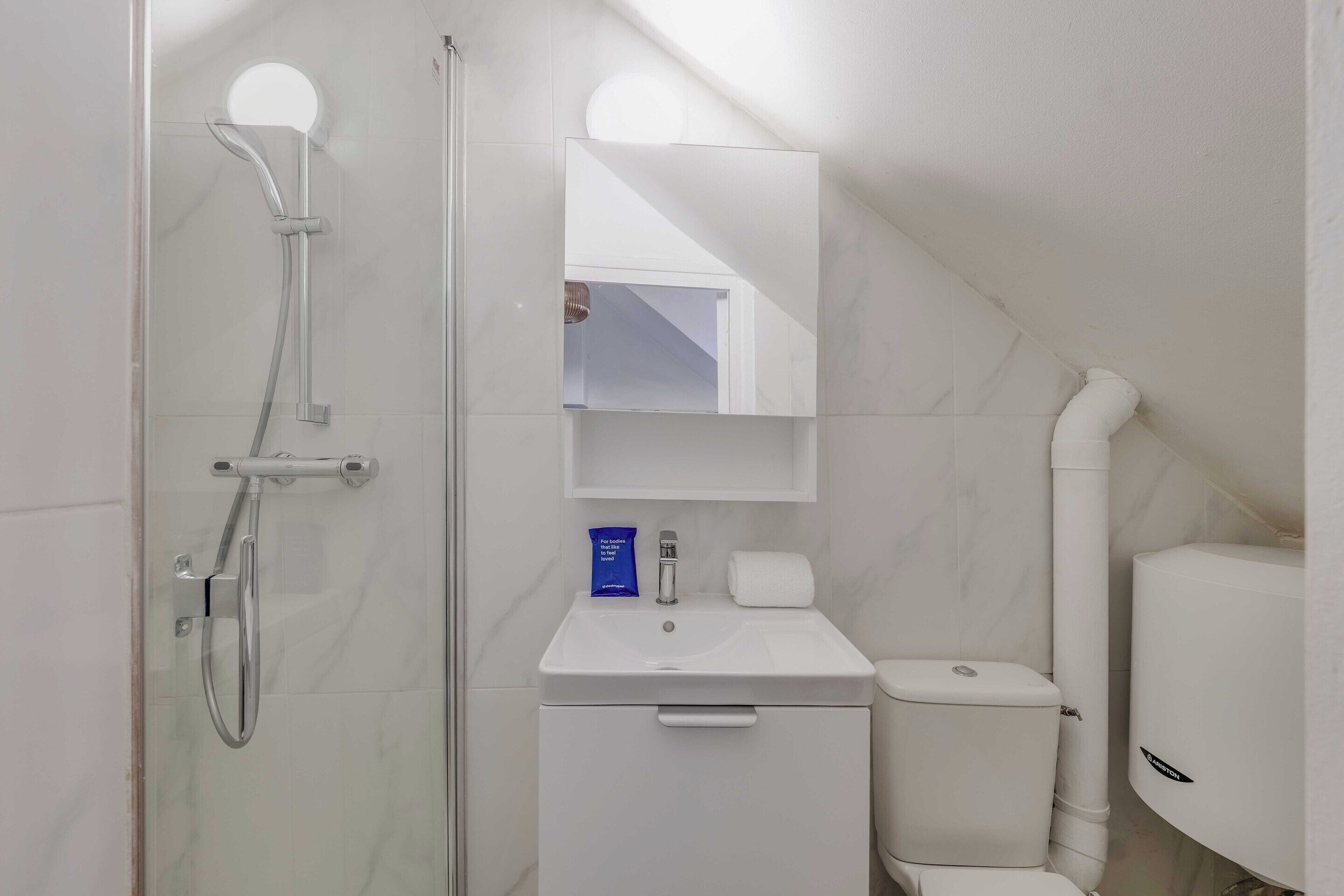 Departamento | Baño | Secadora de cabello, toallas, shampoo 