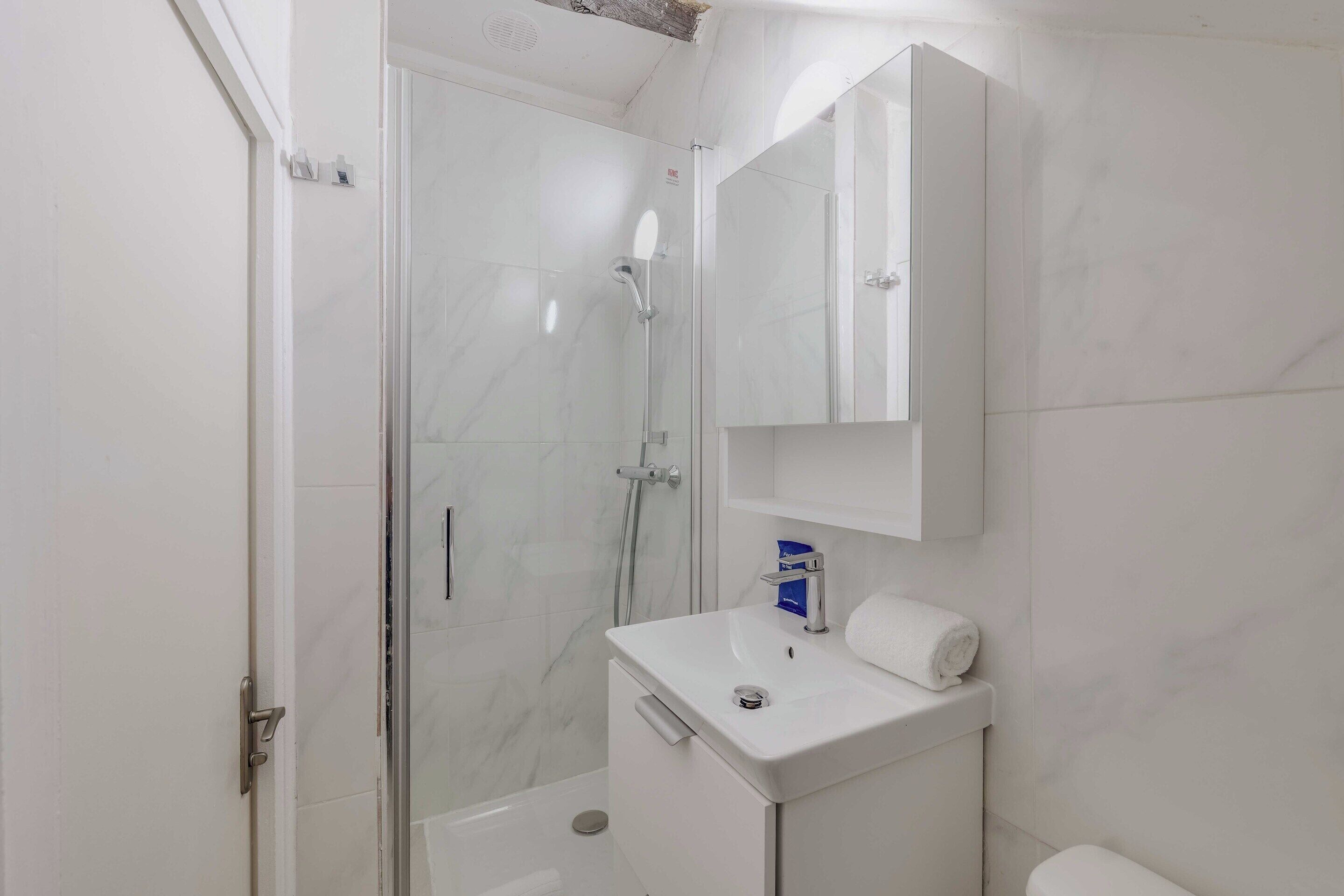 Apartment | Badezimmer | Haartrockner, Handtücher, Shampoo