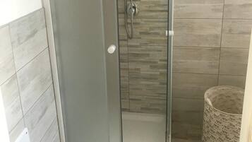 Dusche, Haartrockner, Bidet, Handtücher