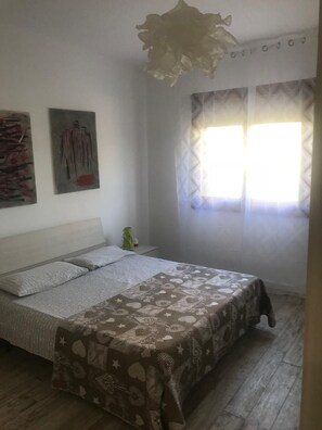 2 bedrooms, iron/ironing board, WiFi, bed sheets - Casa Pineta, surrounded by greenery a stone's throw from the sea and the center of Jesolo. (Veneto)