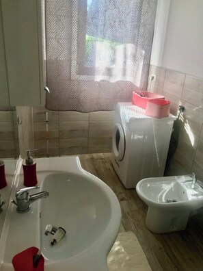 Shower, hair dryer, bidet, towels - Casa Pineta, surrounded by greenery a stone's throw from the sea and the center of Jesolo. (Veneto)