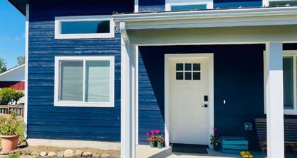 Modern & Light Filled 1-bedroom private garden cottage with AC in Anacortes