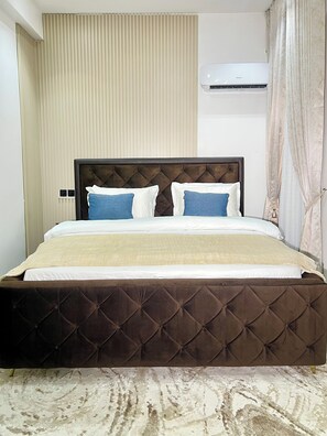 2 bedrooms, iron/ironing board, Internet, bed sheets - Luxury 2-Bed Apartment off Bourdillon, Ikoyi (Lagos)
