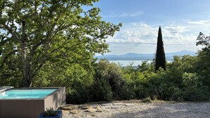 Area piscina con vista su una montagna e un lago.