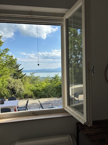Charming 3-bedroom cottage with lake view