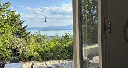 Charming 3-bedroom cottage with lake view