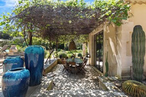 Outdoor dining - MAZET PARADIS IN THE HEART OF THE ALPILLES AT ST REMY DE PROVENCE (Saint-Rémy-de-Provence)