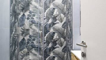 Doccia, asciugacapelli, asciugamani, shampoo