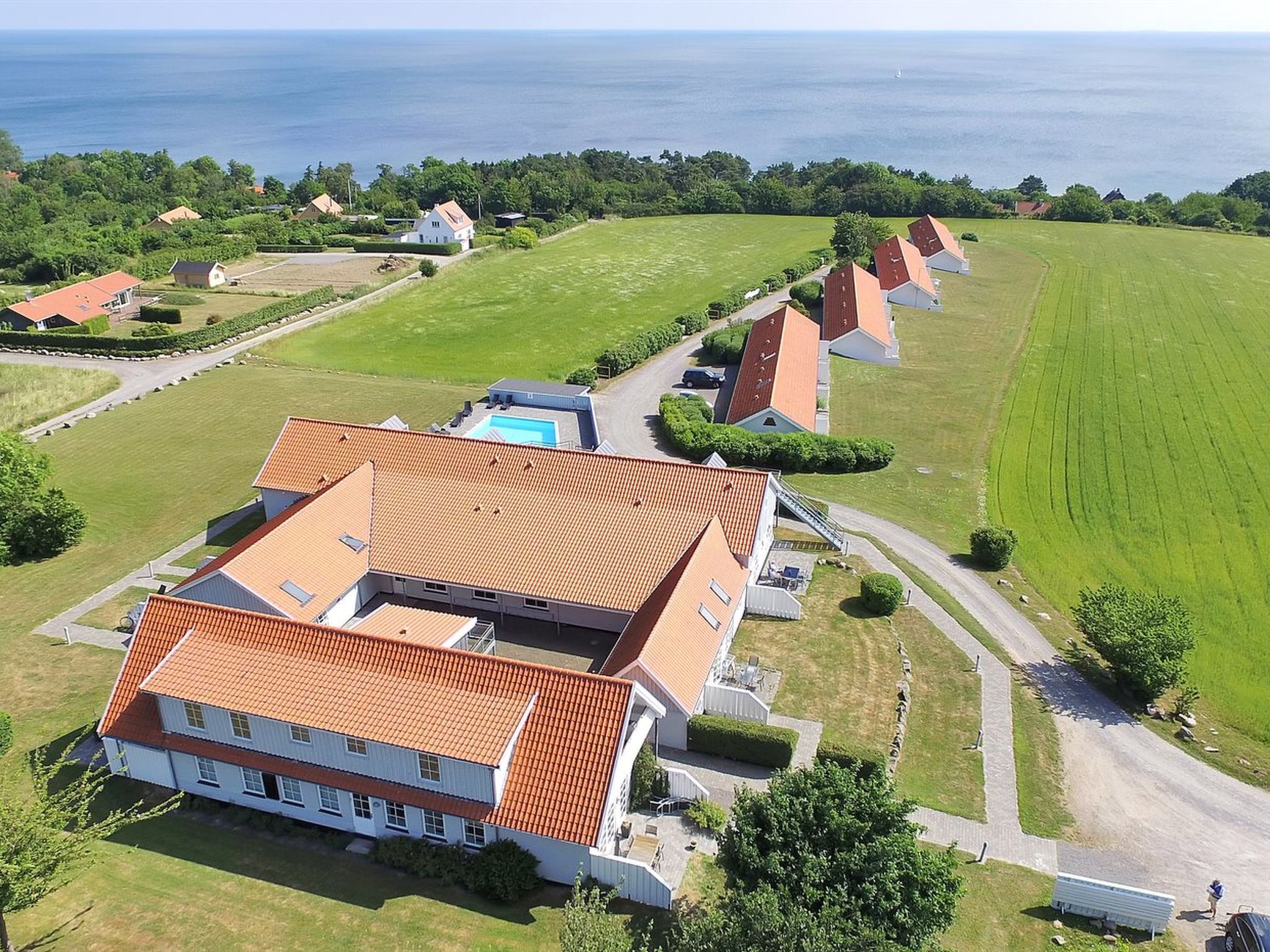 Een groot landgoed met meerdere woningen, een zwembad en uitzicht op zee.