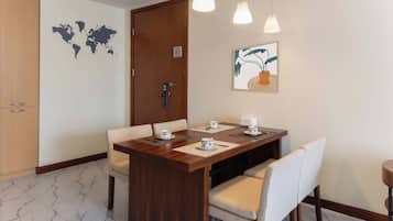 Panoramic Twin Room, City View | Makan dalam bilik